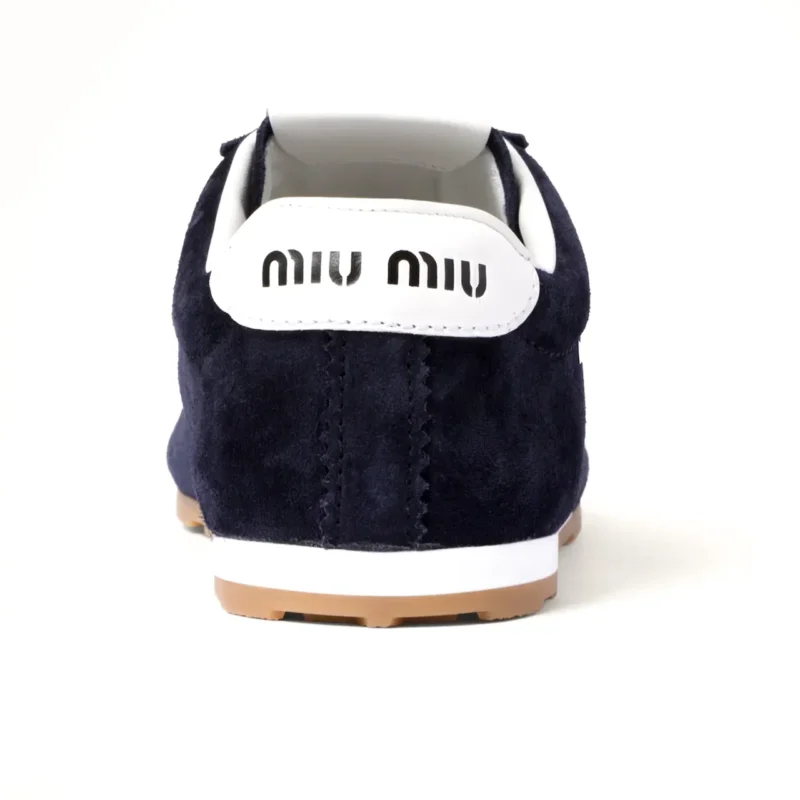 حذاء Miu Miu Plume Suede باللون الأزرق الداكن من New Balance